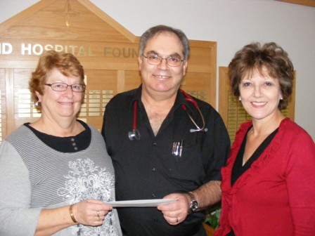 Dr.__Mrs_Niemann_presenting_a_cheque_for_the_new_clinic-small.jpg